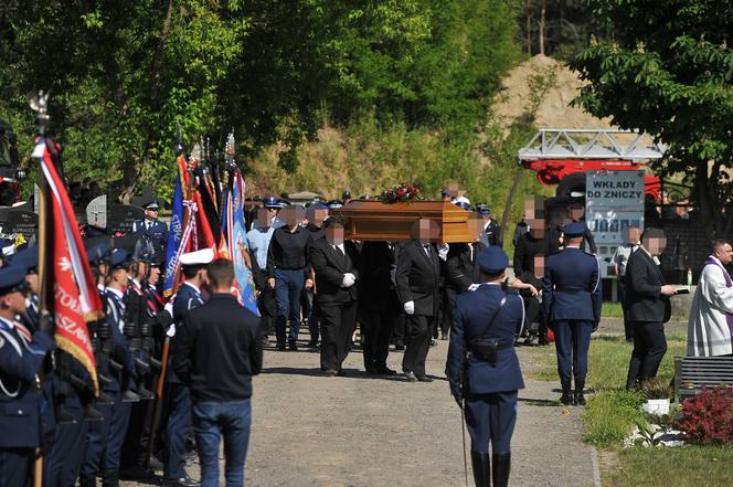 Policjant Arkadiusz zginął tragicznie.  Przez huk salwy na pogrzebie przedarł się łamiący serce szloch