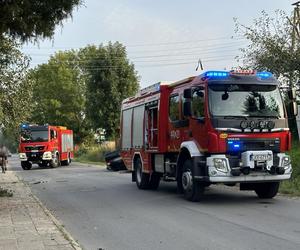 Zderzenie dwóch aut w Kraśniku. Jedno z nich dachowało