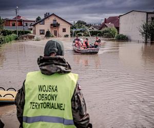 Wojsko Polskie pomaga ewakuować ludność z podtopionych terenów