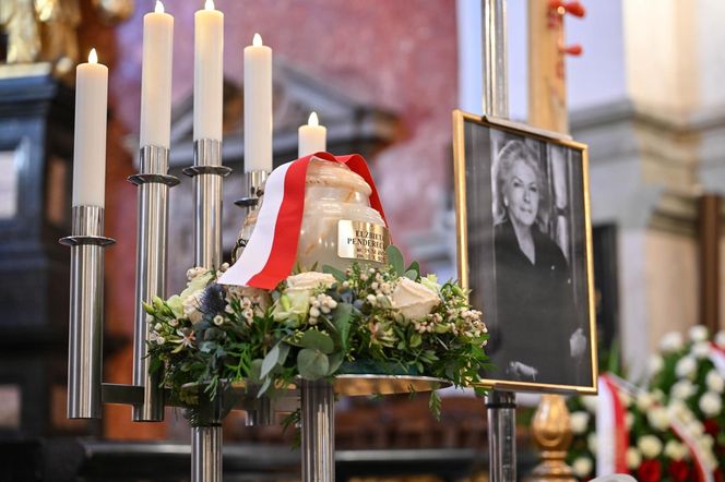 Pożegnali wielką damę polskiej kultury. Kidawa-Błońska przesłała piękny wieniec