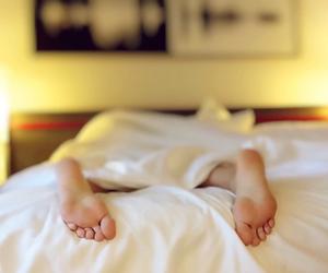 Najlepsza pozycja do spania. Jak spać, żeby się wyspać i mieć zdrowy kręgosłup?