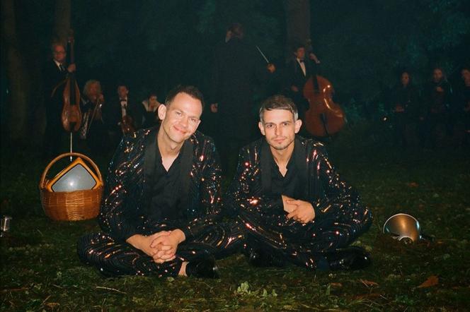 Szymon Komasa i Vito Bambino w utworze Jeżeli kochać, to nie indywidualnie. Musicie tego posłuchać! 