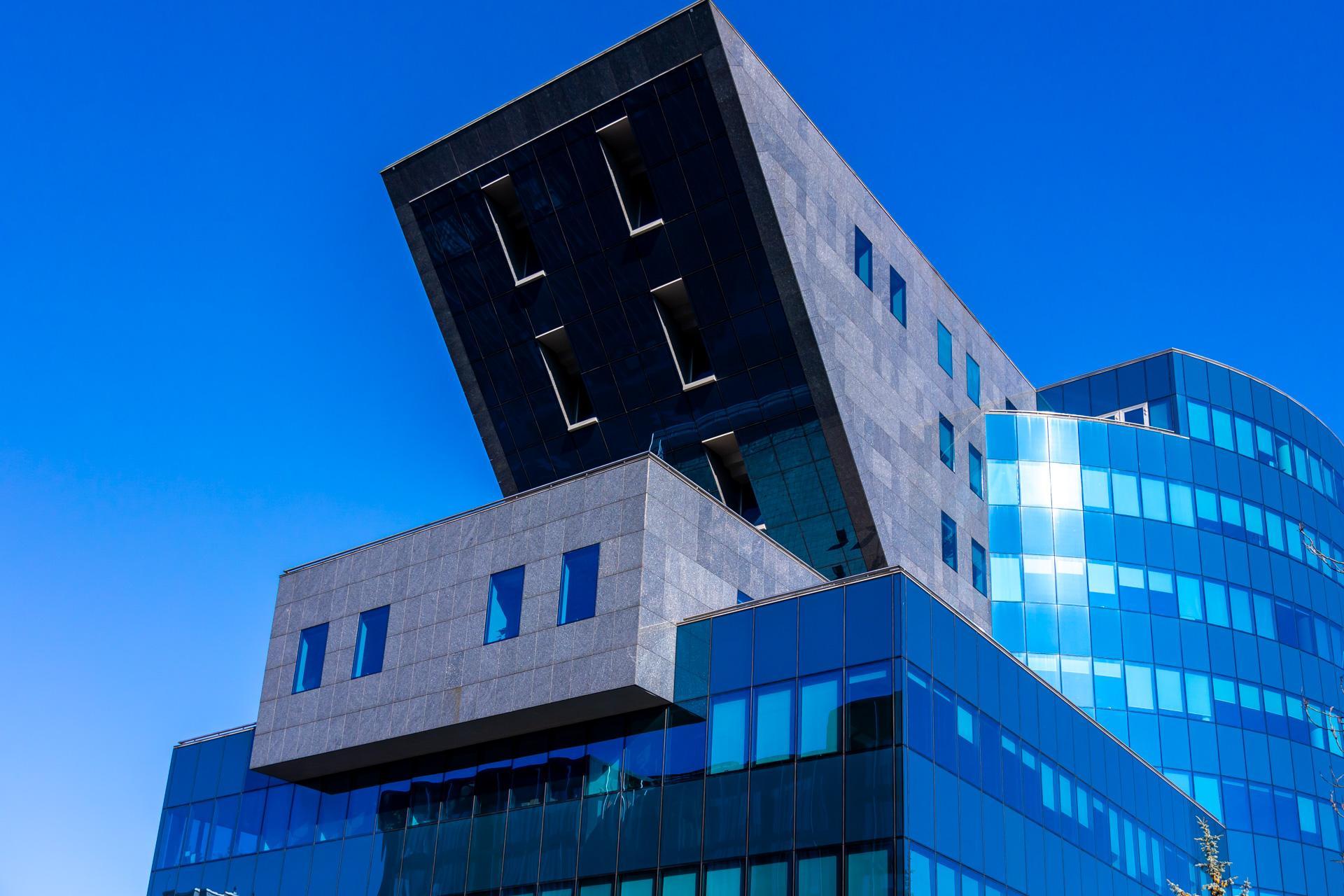 Biurowiec w kształcie czajnika stoi w Warszawie - zdjęcia. Zobacz, jak wygląda