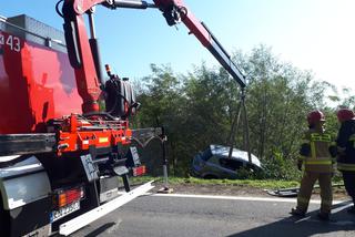 O krok od tragedii w Naszacowicach. Opel uderzył w latarnię i zatrzymał się na skarpie