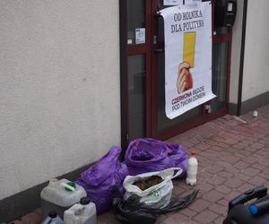 Protest rolników w Białymstoku. Siano i obornik przed biurem marszałka Hołowni