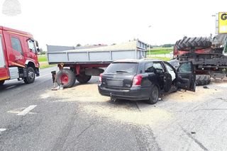 Poważny wypadek na DK 74 pod Piotrkowem. Kierowca ciągnika huknął w toyotę