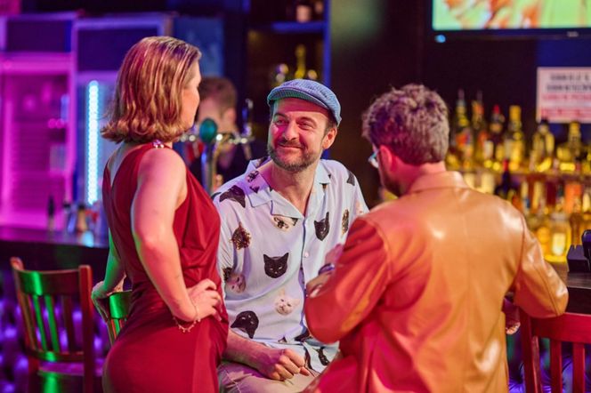 Na Wspólnej, odcinek 4085. Tymon (Łukasz Wójcik), pracownica (Klaudia Kulinicz)