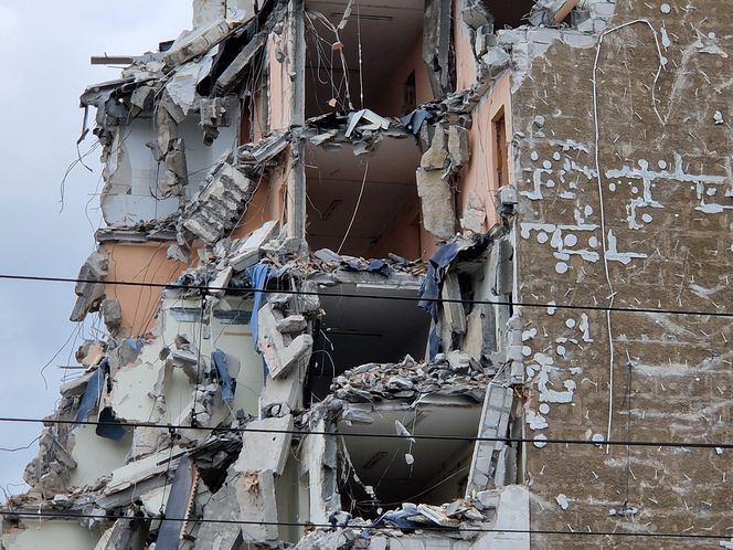 Tak znikał popularny biurowiec. Teraz powstaną tu apartamenty i mieszkania