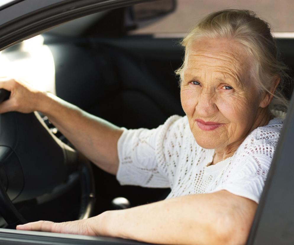 Rekordzistka zrobiła prawo jazdy w wieku 76 lat. Osoby starsze są bardziej dokładne