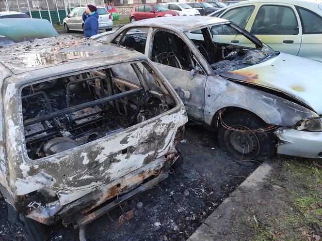 Radom: Pożar aut na parkingu przy 11 listopada.