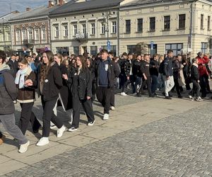 Maturzyści z Nowego Sącza zatańczyli poloneza na Rynku 