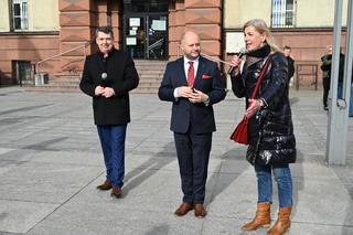 Maturzyści w Rudzie Śląskiej zatańczyli poloneza na rynku