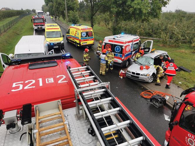 Śmiertelny wypadek pod Rawą Mazowiecką. Trzy osoby zginęły w zderzeniu BMW z busem