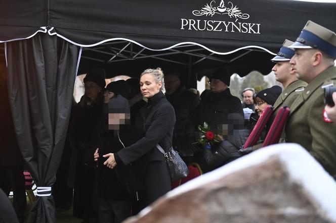 Zapłakana Sonia Bohosiewicz na pogrzebie teścia. Smutek, że aż serce się kroi 