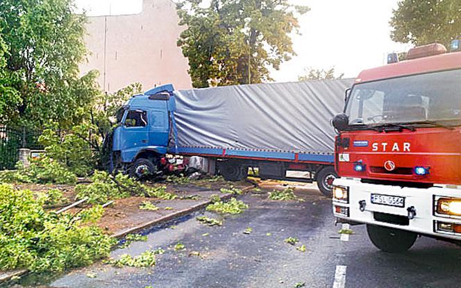 Pirat w tirze zdemolował miasto