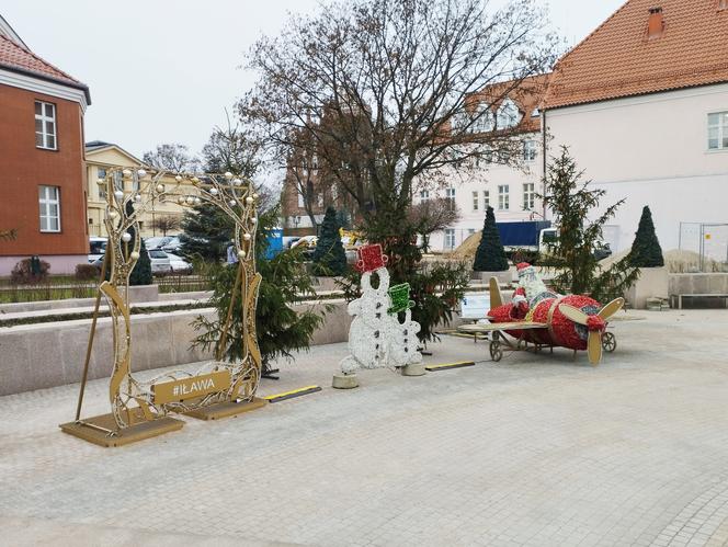Choinka, ozdoby i iluminacje świąteczne rozstawione już w Iławie