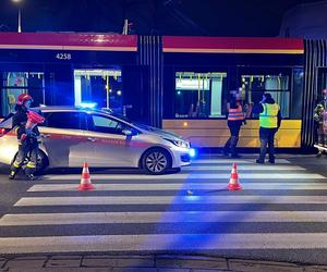 Wszedł na torowisko na czerwonym świecie. Przejechał go tramwaj. Zginął na miejscu