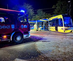 Tajemniczy wypadek na ul. Bydgoskiej w Toruniu. Auto zderzyło się z tramwajem