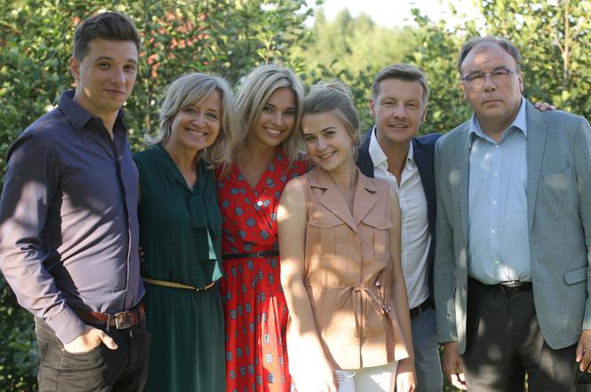 M jak miłość, odcinek 1411: Julka (Joanna Kuberska), Paweł (Rafał Mroczek), Jarek (Konrad Korkosiński), Kryszak (Bogdan Kalus), mama Julki (Małgorzata Bogdańska), Jagoda (Aleksandra Boroń), Jasiek (Krzyś Podemski)