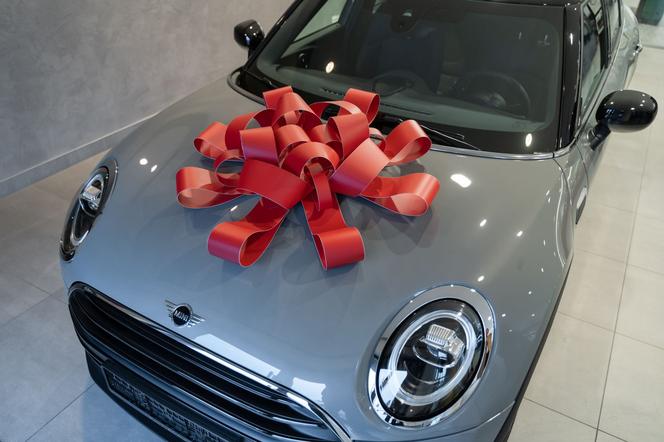 Kursy walut szaleją. Nowe auta dostępne tylko dla najbogatszych?