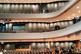 Choć obok jeżdżą tramwaje, tu jest cisza. Narodowe Forum Muzyki we Wrocławiu. Box in the box