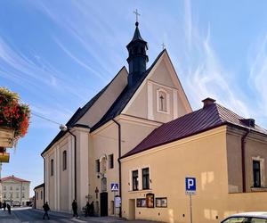 To jedyny taki kościół w Małopolsce. Zbudowano go z murów średniowiecznego zamku [GALERIA]