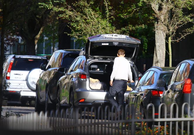 K. Tusk z mężem przenoszą rzeczy z lexusa do innego auta: Córka oddała ojcu samochód