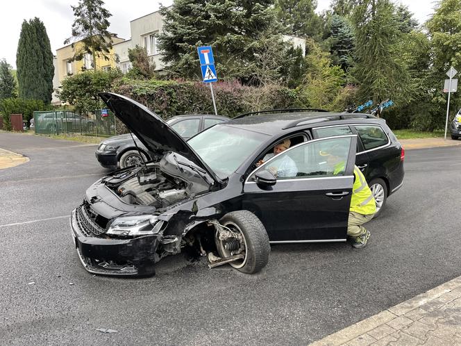 Pościg za pijanym kierowcą w Warszawie. Dachowanie i dwa rozbite samochody