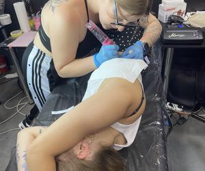 Magda i Zuza z Eski Trójmiasto zrobiły sobie tatuaż na Tattoo Konwencie w Gdańsku