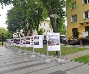 Zniszczona wystawa „Szlakiem Ostrobramskiej” na Alei Bluesa w Białymstoku