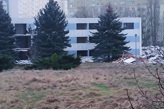 Wyburzanie dawnego hotelu Reda