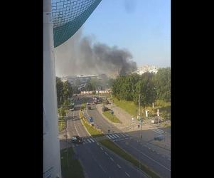 Białystok: pożar domu przy ul. Młynowej. Z ogniem walczą cztery jednostki straży pożarnej