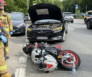 Motocyklista zderzył się z oplem i walnął w forda. Poważny wypadek na Pradze-Północ kont. Warszawa