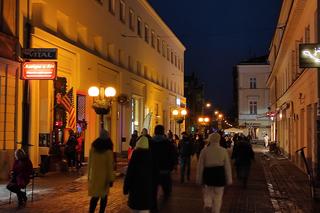 Centrum Warszawy totalnie zatłoczone. Ludzie wyszli na ulice. Czegoś takiego nie było od dawna
