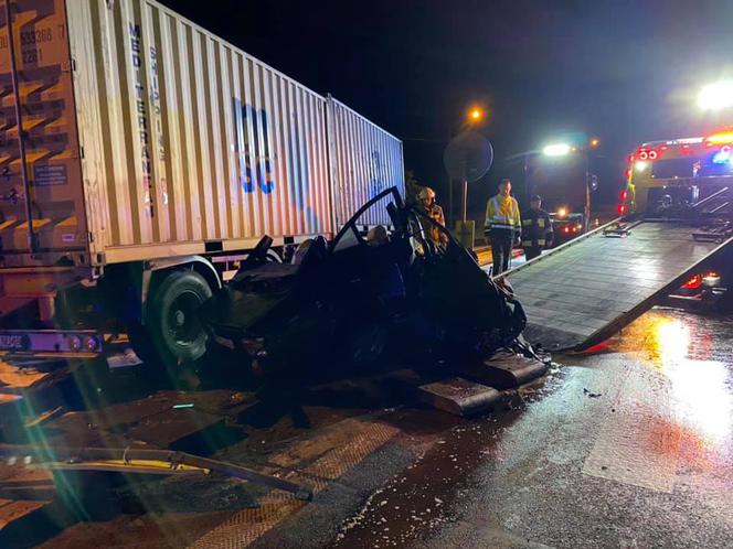 Makabryczny wypadek w Makowcu. Kierowca BMW zginął na miejscu