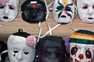 Dekoracje karnawałowe: maski z papieru