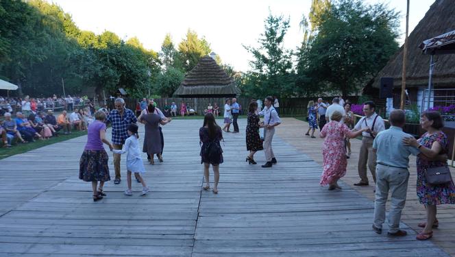 Sielanka na parkiecie w Muzeum Wsi Lubelskiej pod gołym niebem! Za nami kolejna potańcówka w rytmie miejskiego folkloru z Warszawy i Lwowa