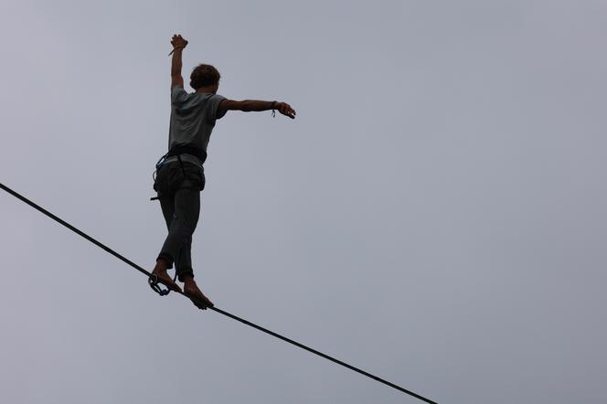   Urban Highline Festival 2023 w Lublinie. Slacklinerzy robią cuda na linach!