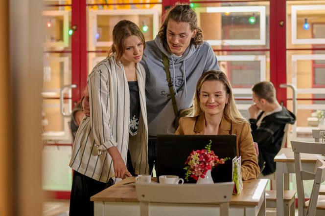 Na Wspólnej odc. 4082. Kasia (Julia Chatys), Piotr (Krzysztof Świłpa), Greta (Klaudia Łapot)