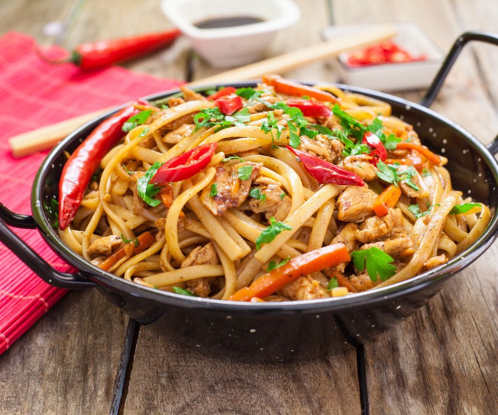 Makaron chow mein z warzywami - pyszny makaron smażony na sposób chiński