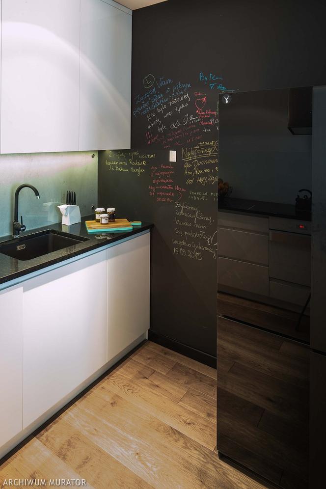 czarna ściana w kuchni tablicowa farba