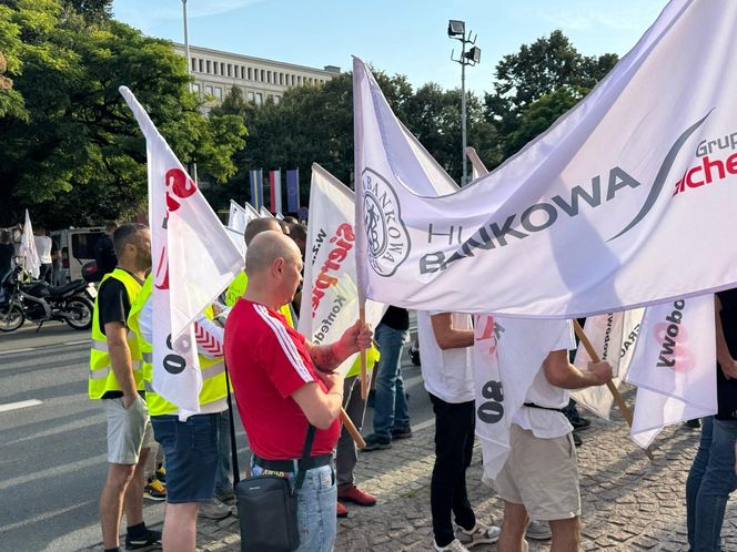 Paraliż w Katowicach. Rozpoczął się protest górników i hutników. "Stal się hartuje, a rząd ją rujnuje"