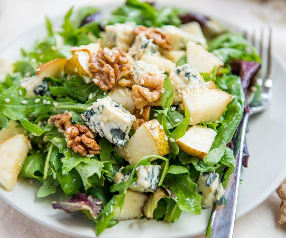 Sałatka z gruszką i orzechami – lekka, chrupiąca i pełna doskonale skomponowanych smaków