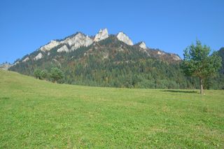To dawna wieś królewska w Małopolsce. Jest połączona ze słowacką miejscowością