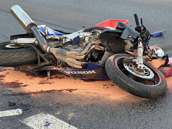 Śmiertelny wypadek na Ursynowie. Morocyklista wjechał w bok osobówki. Nie żyje