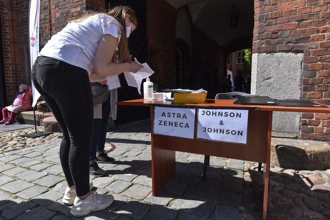 Akcja szczepień na dziedzińcu Ratusza Staromiejskiego w Toruniu