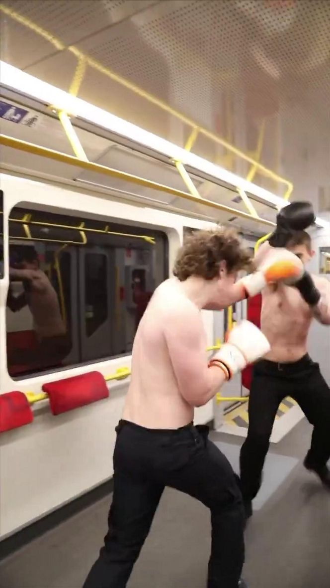 Nielegalna walka w metrze w Warszawie. Szokujące sceny w pociągu! 