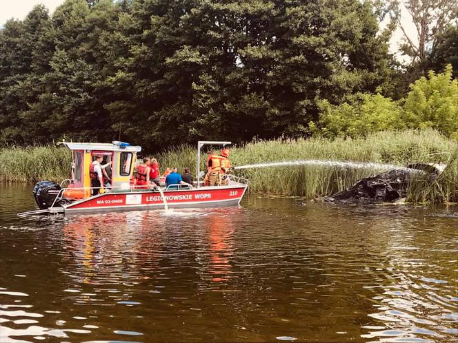 Pożar na Narwi! Motorówka stanęła w płomieniach. Na pokładzie troje dzieci i dorośli