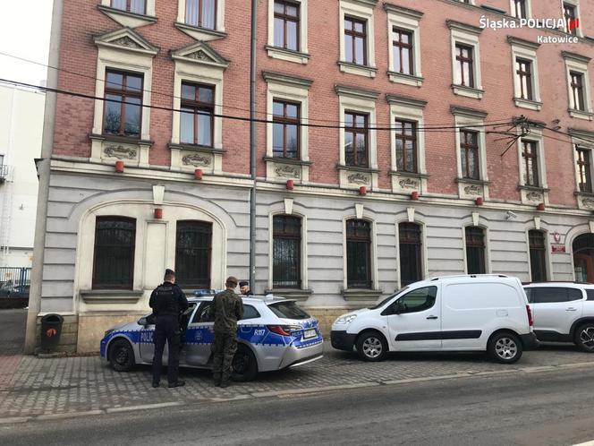 Śląskie: Policjanci i żołnierze kontrolują osoby przebywające na kwarantannie [ZDJĘCIA]