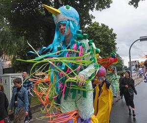 Rozpoczęto 10. edycję Festiwalu LALKANIELALKA. Kolorowa parada na ulicach miasta [ZDJĘCIA]